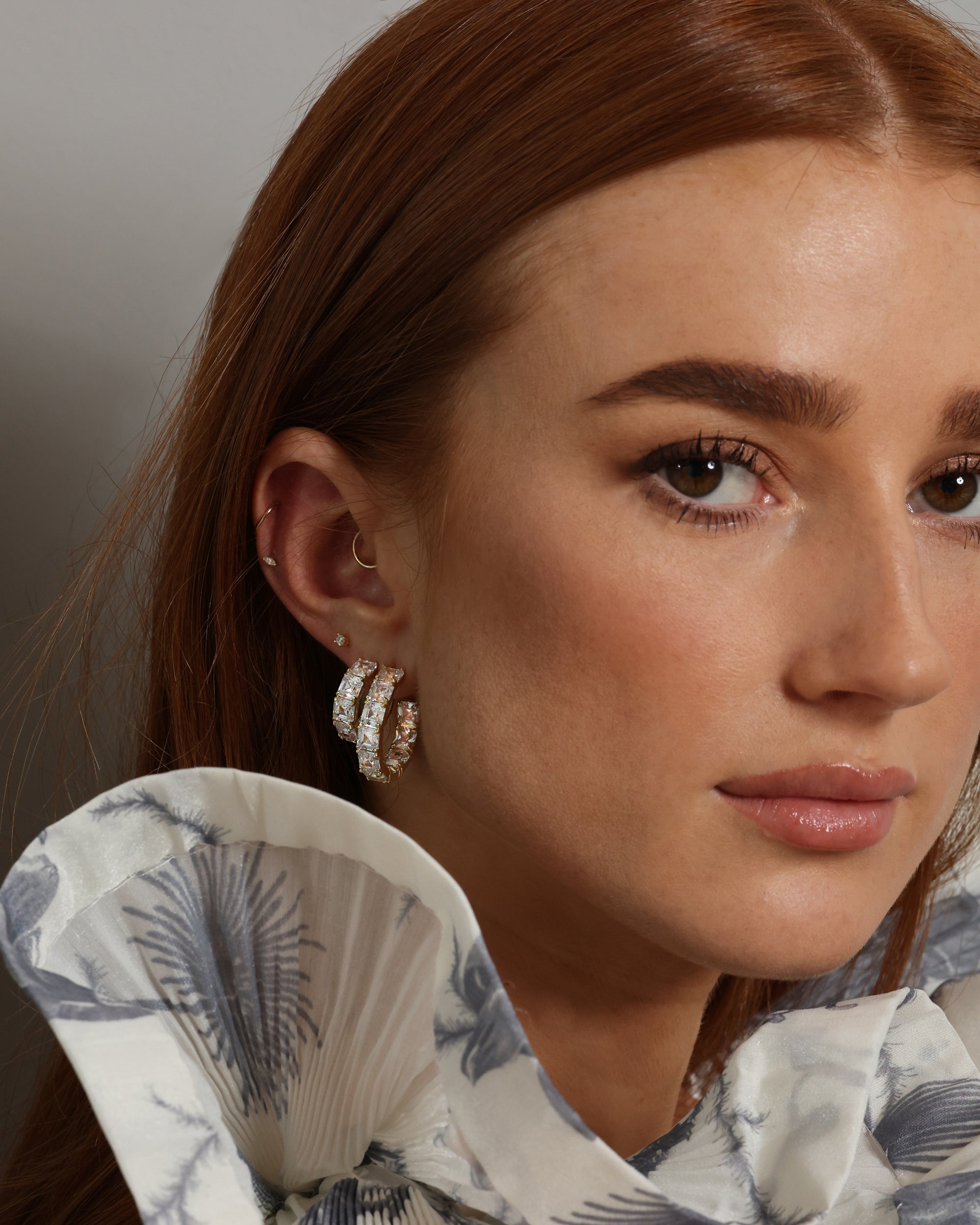 The Queen's Hoops 1" - Gold|White Diamondettes